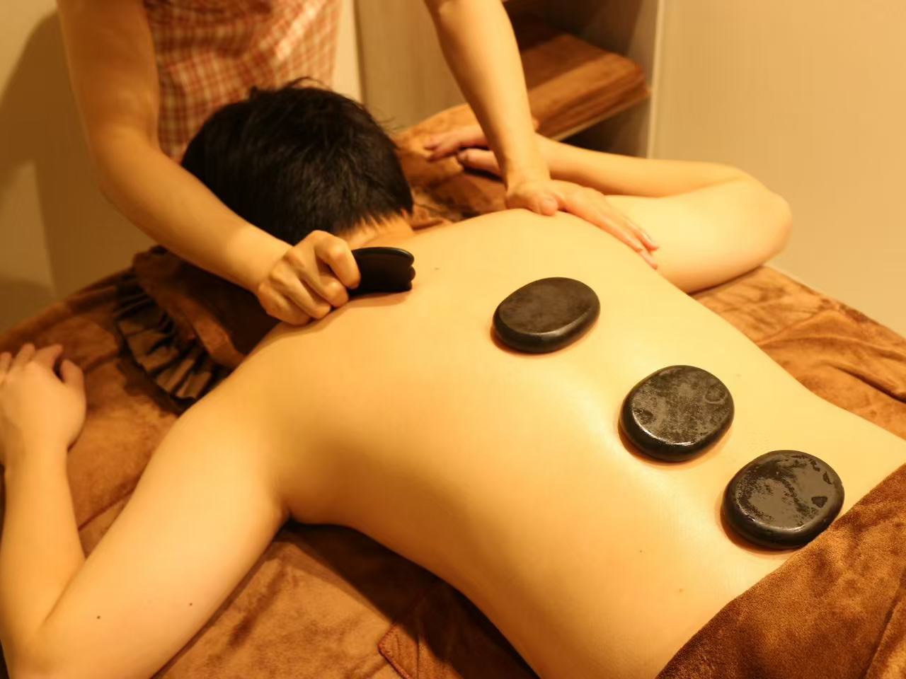 ホットストーンを使った施術